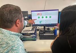 Dos usuarios visitan la web de Aspaym.