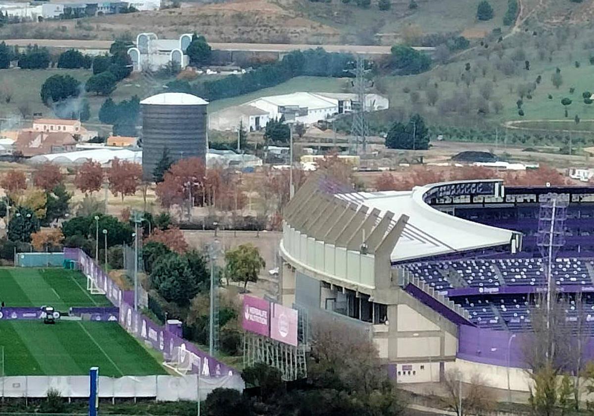 La torre de la caldera de biomasa se yergue junto al estadio José Zorrilla.