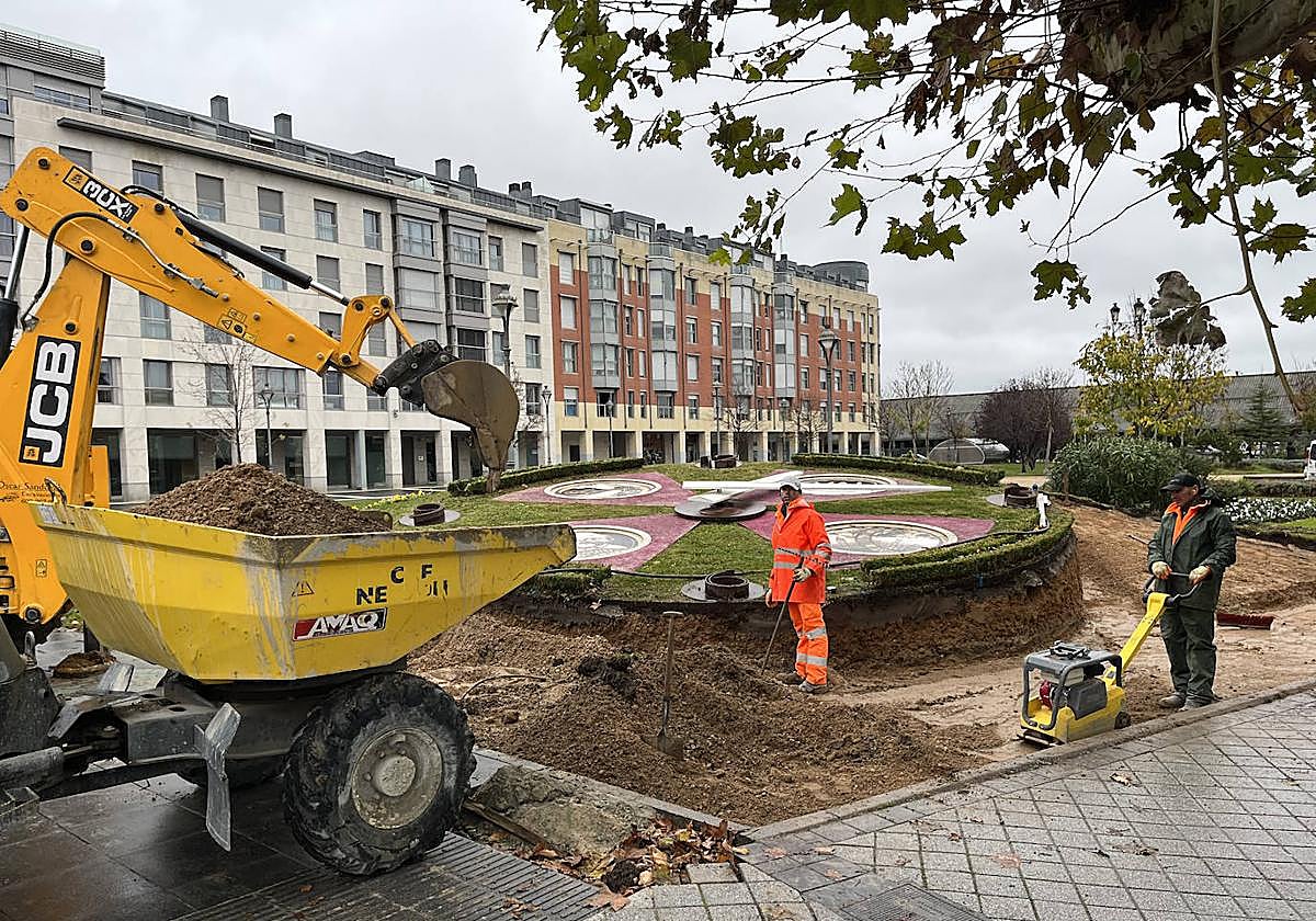 Los operarios eliminan la pequeña colina que elevaba el reloj para que entre el nuevo carril bici.