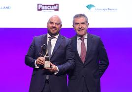 Rubén Carramiñana, presidente de Copiso, recibió la mención especial de manos del presidente del consejo de Administración de ElNorte de Castilla, Iñaki Arechabaleta.