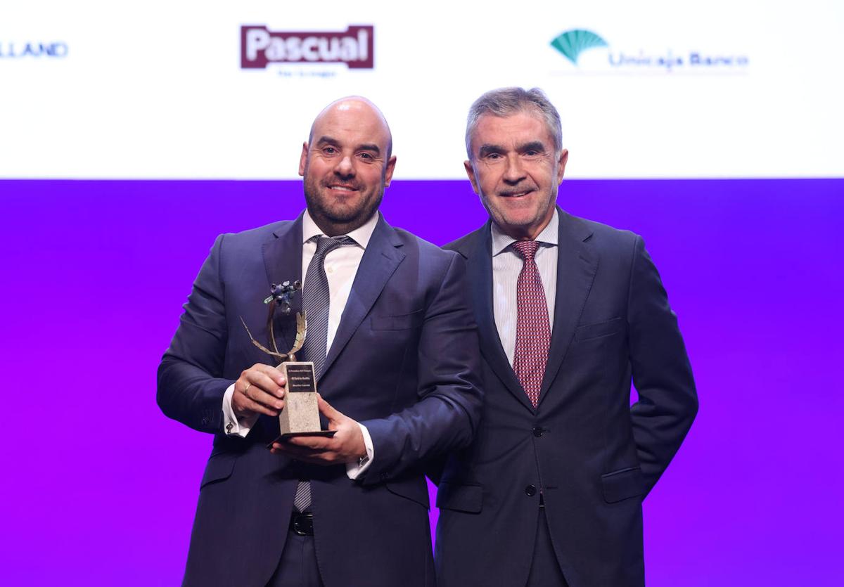 Rubén Carramiñana, presidente de Copiso, recibió la mención especial de manos del presidente del consejo de Administración de ElNorte de Castilla, Iñaki Arechabaleta.