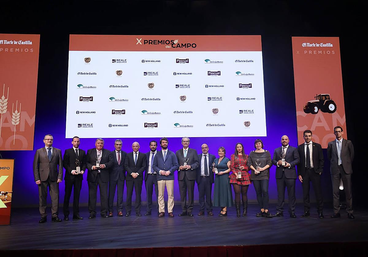 Los premiados posan con los organizadores y patrocinadores de los premios.