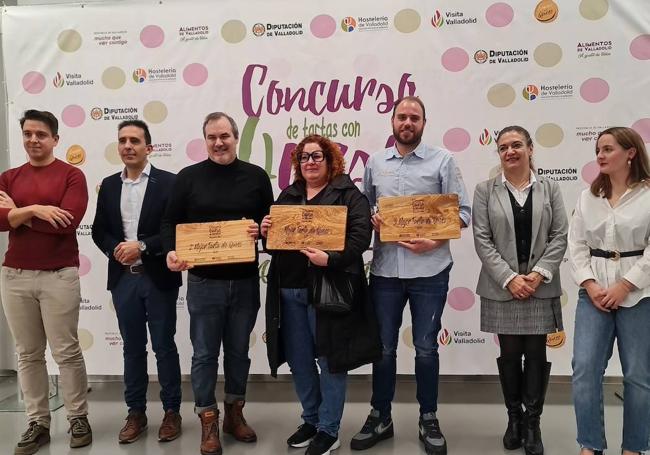 Los tres premiados, José Antonio Guerrero, Silvia Herrero y Marcos Velasco, posan con sus galardones y con el jurado del concurso.