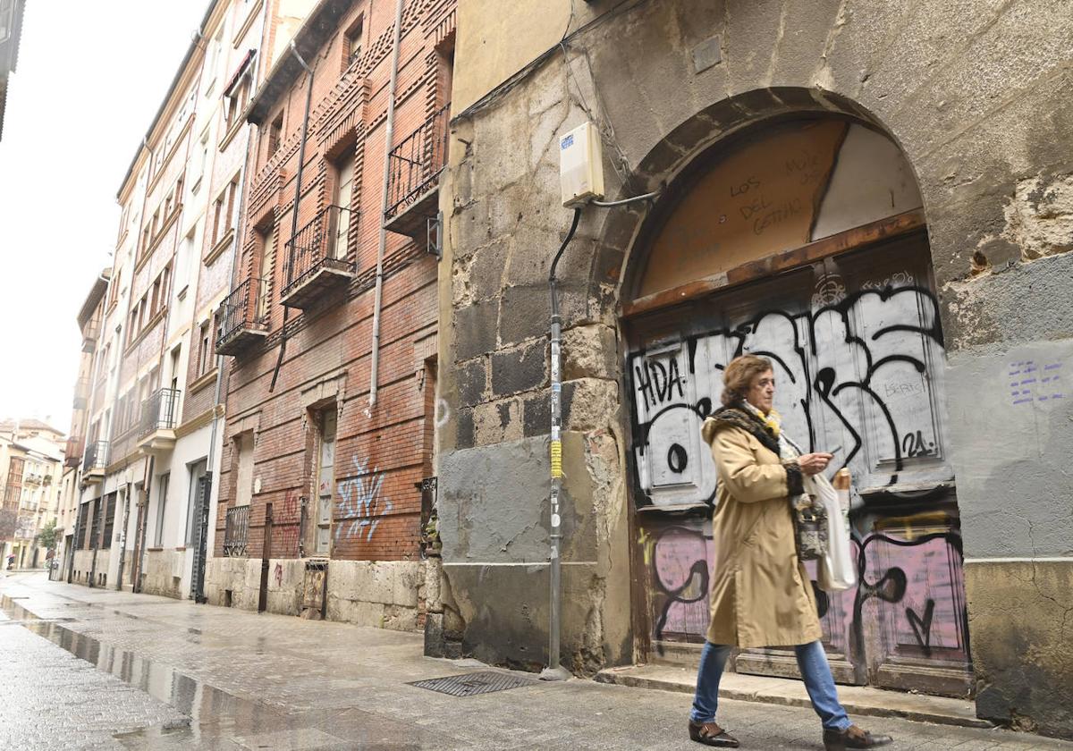 El edificio que se rehabilitará para acoger once apartamentos turísticos.