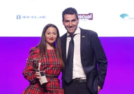 Francesco Zazzetta, business director de New Holland Iberia entregó el premio a Miriam Delgado.