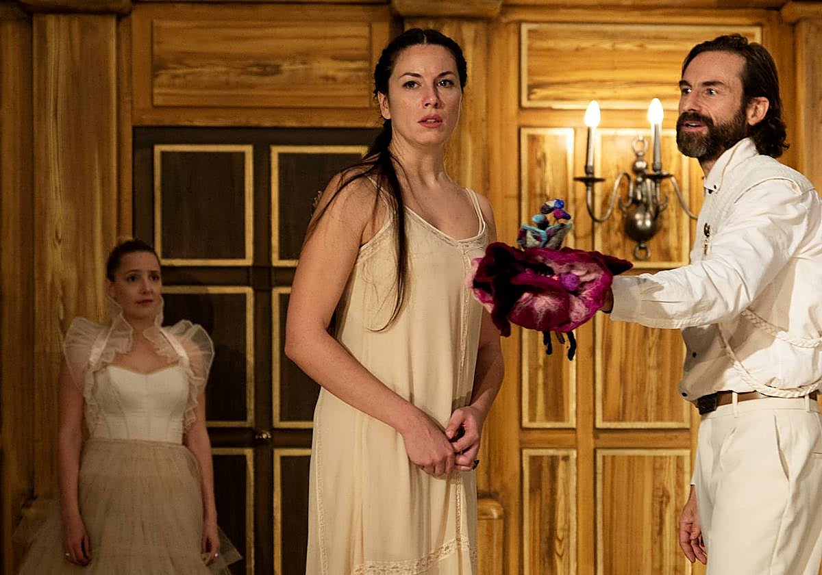 Sheyla Niño, en 'La francesa Laura', junto a Martín Puñal.