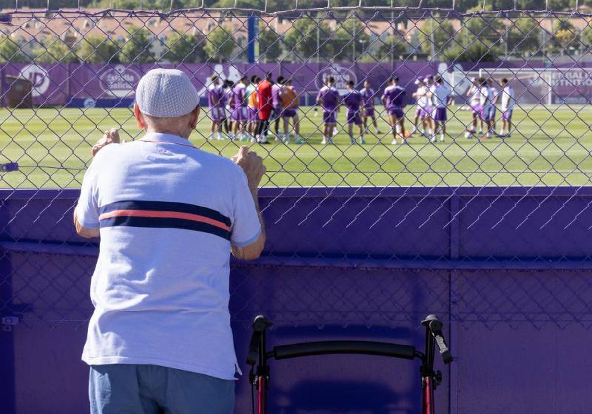 Un aficionado observa el entrenamiento del Real Valladolid el pasado verano.
