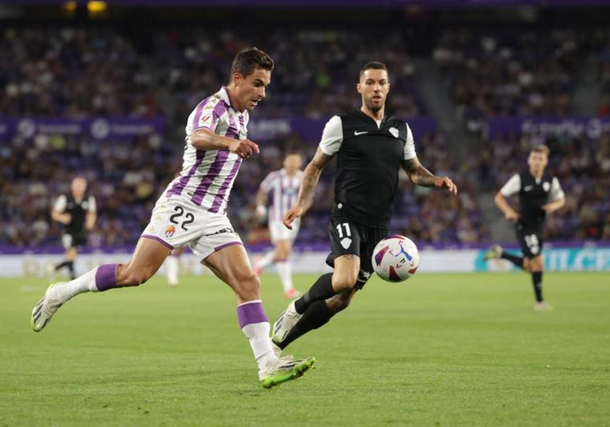 Lucas Rosa avanza con el balón durante el Real Valladolid-Elche de esta campaña.