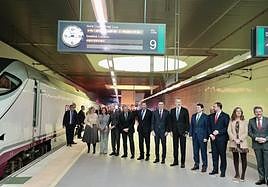 Las autoridades posan en León, antes de iniciar el viaje inaugural de la Variante de Pajares.