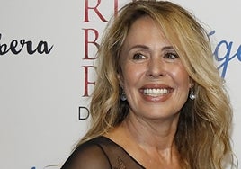 Miriam Díaz-Aroca brinda con una copa de vino.