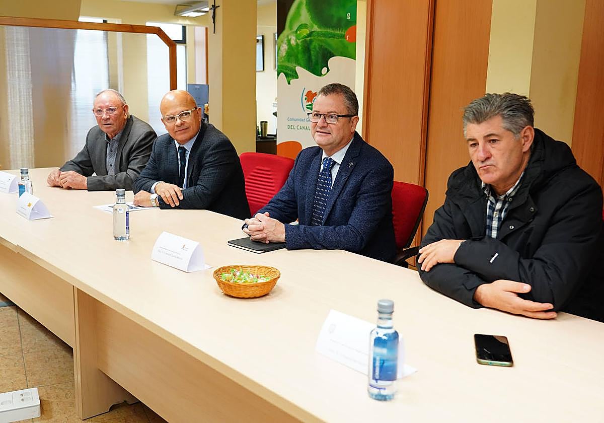 Gerardo Dueños en el centro, jutno a responsables de la Comunidad de Regantes del Canal del Páramos-Páramo Alto.