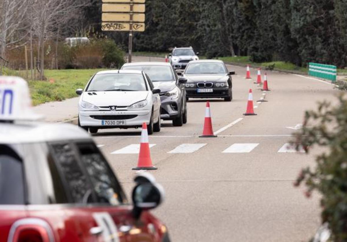 Carril reversible en Padre José Acosta al inicio de las obras.