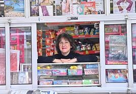 Carmen Sánchez, en su quiosco, que cerrará el 26 de diciembre.