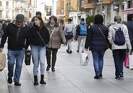 Clientes haciendo compras de Navidad en la Calle Mayor de Palencia, en una imagen de archivo.