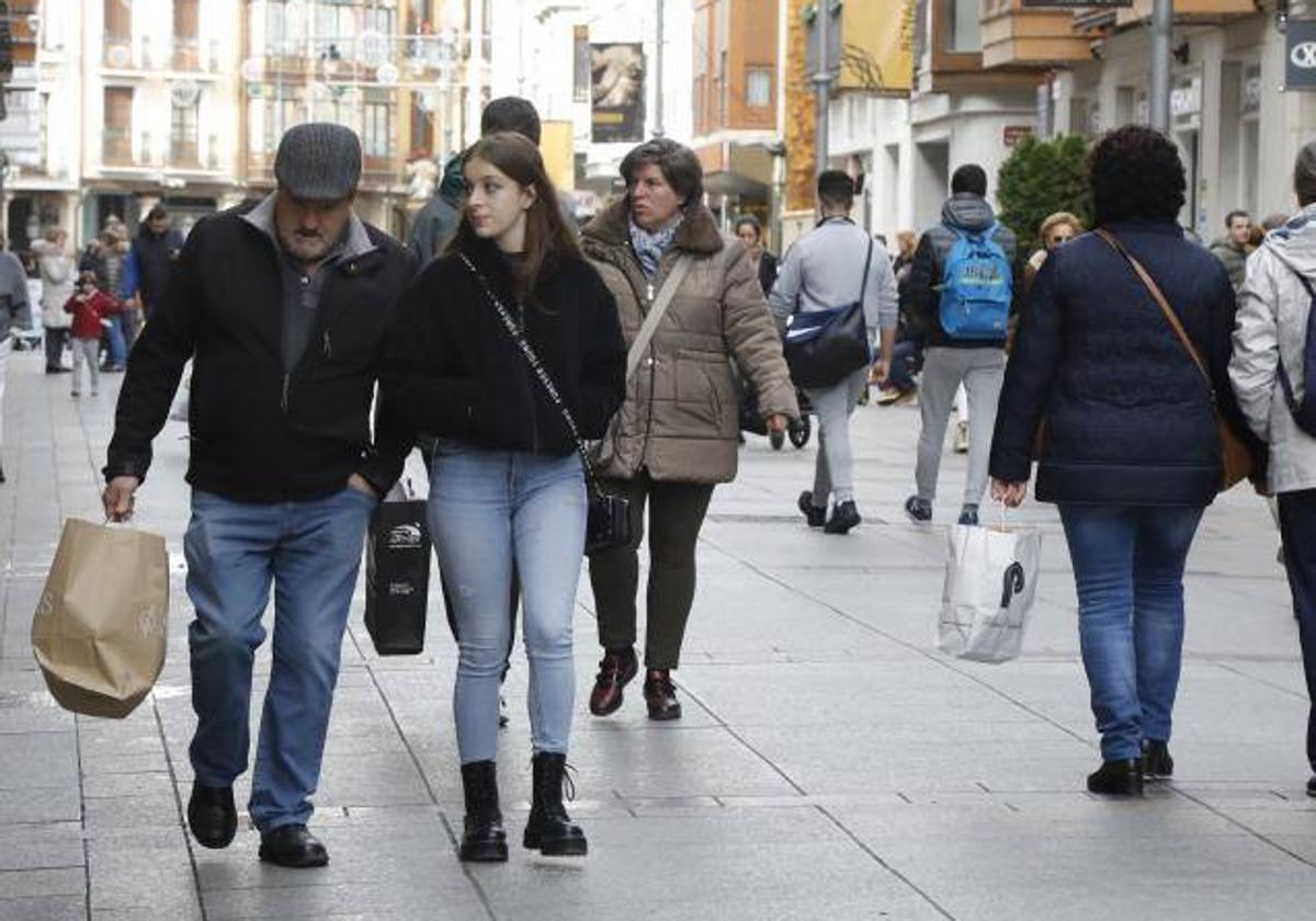 Clientes haciendo compras de Navidad en la Calle Mayor de Palencia, en una imagen de archivo.