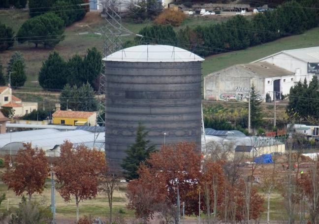 La torre de la caldera de biomasa, levantada junto al estadio José Zorrilla.