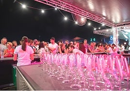 Copas de vino preparadas en un concierto de Sonorama para ser servidas.