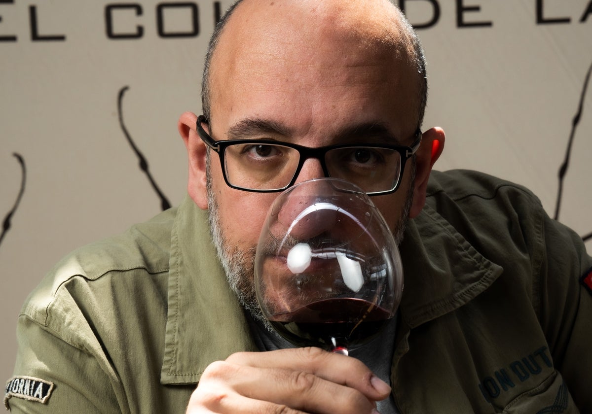 Javier Ajenjo, en la fase olfativa de la cata de un vino.