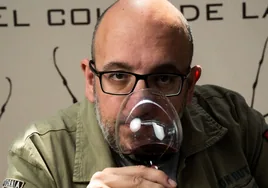 Javier Ajenjo, en la fase olfativa de la cata de un vino.