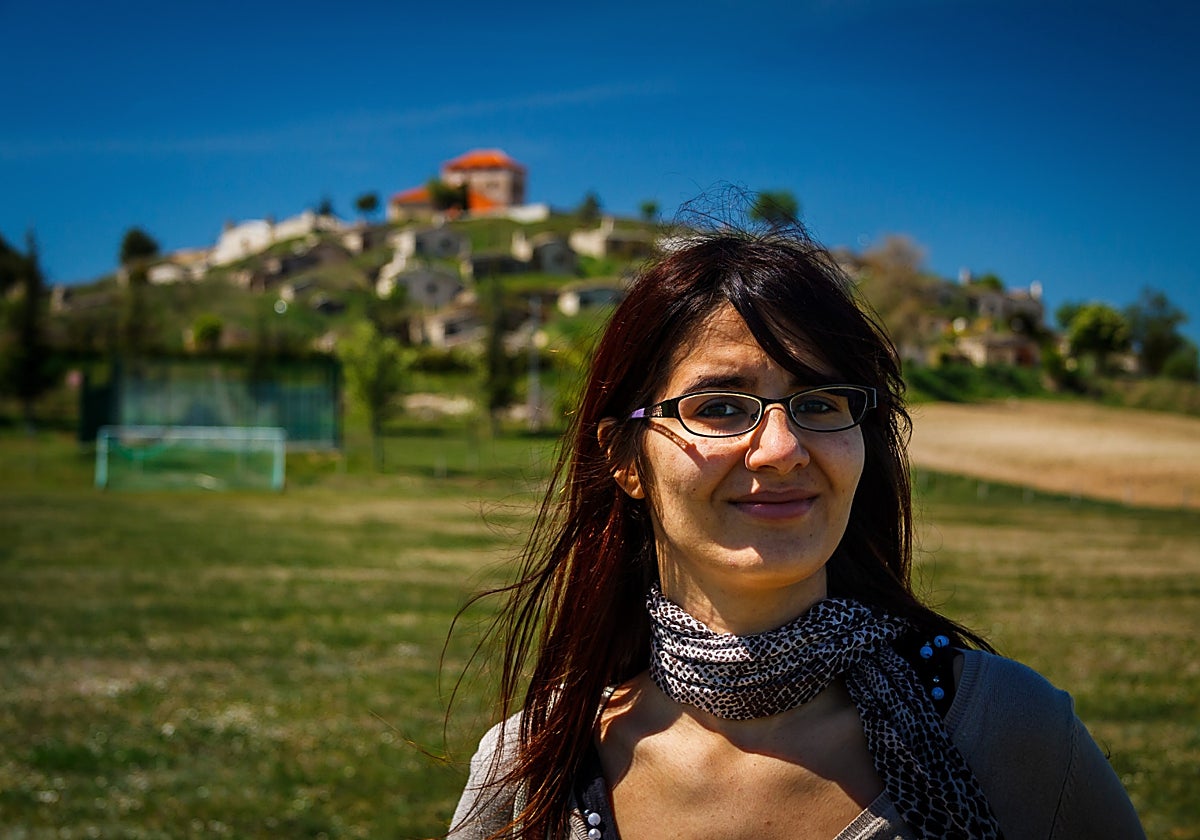 Marta Sanz, con el barrio de bodegas tradicionales de 'El Cotarro' al fondo