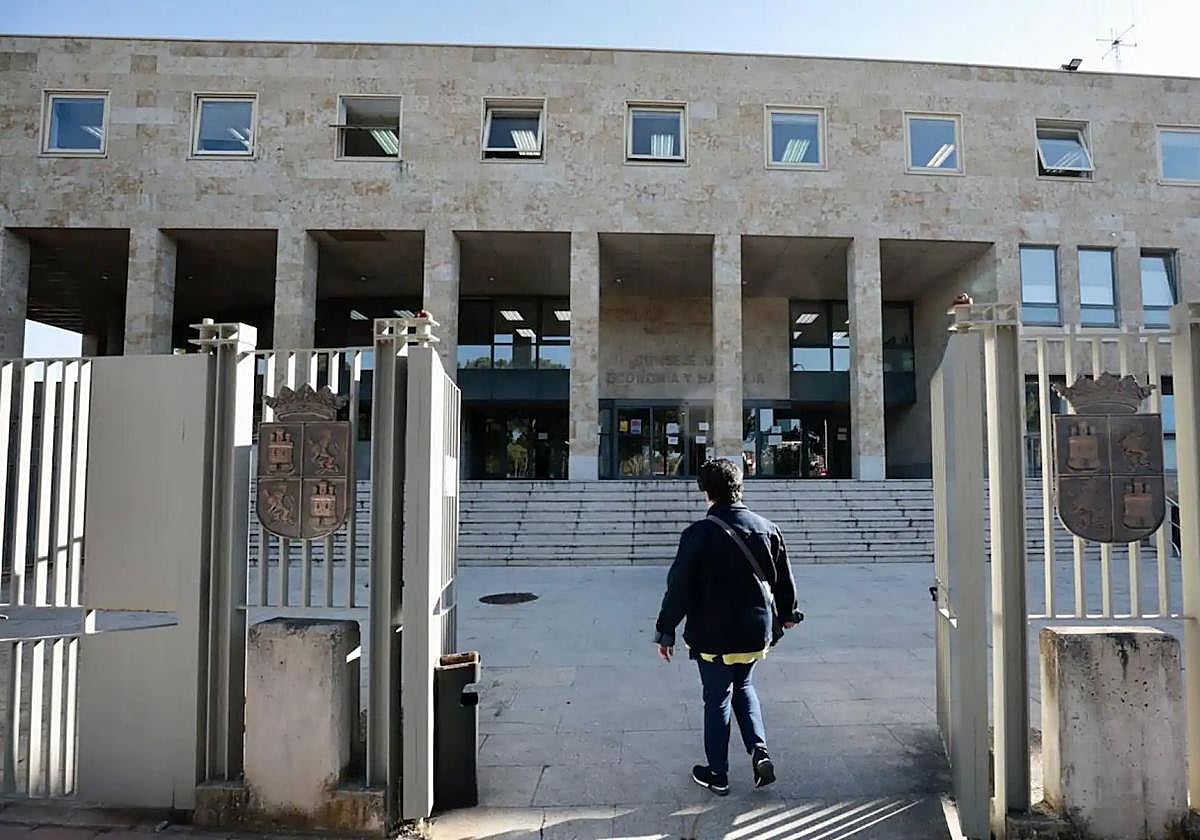 Entrada a la sede autonómica de la Consejería de Economía y Hacienda, en una imagen de archivo.