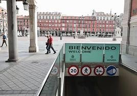 Entrada al aparcamiento de la Plaza Mayor de Valladolid, en una imagen de archivo.
