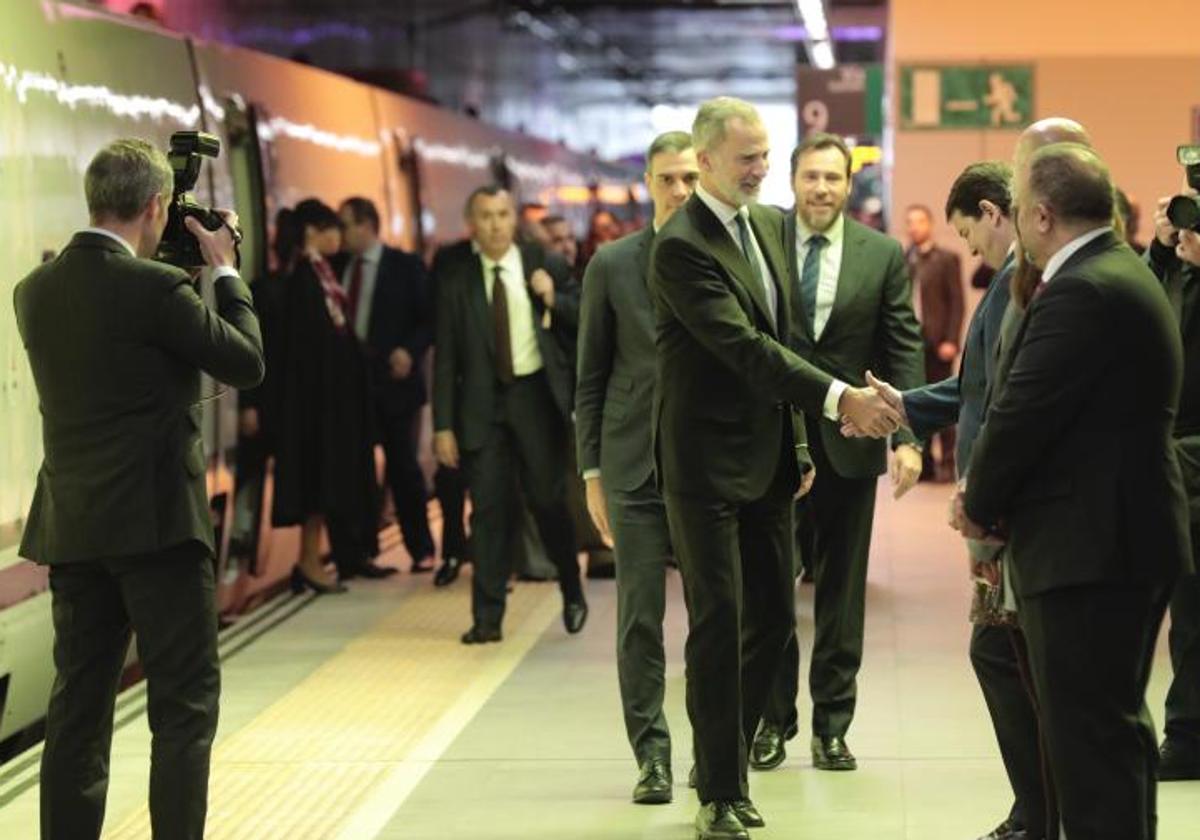 El Rey, junto al presidente del Gobierno y el ministro de Transportes, este miércoles en la inauguración de la Variante de Pajares.