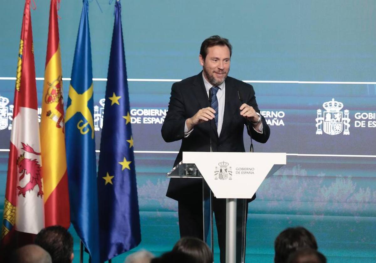 Óscar Puente, ministro de Transportes y Movilidad Sostenible, durante su intervención en Oviedo.