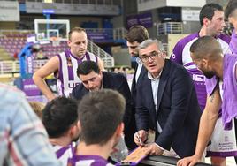 Paco García da instrucciones a sus jugadores.