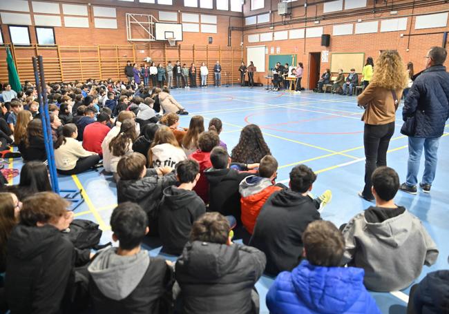 Los alumnos escuchan un poema dedicado a la joven asesinada.