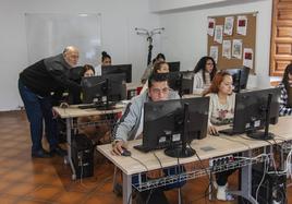 Asistentes a un curso en el aula de capacitación digital de la sede de Cáritas, en Segovia.