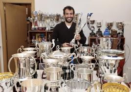 Diego Merino posa junto a los trofeos conseguidos en estos años.