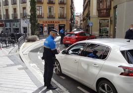 La Policía Municipal controla el acceso de los coches por Cánovas del Castillo tras ponerse en marcha el decreto anterior.