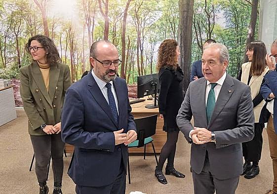 El alcalde de Ponferrada y el director de Caja Rural de Zamora, en la inauguración.