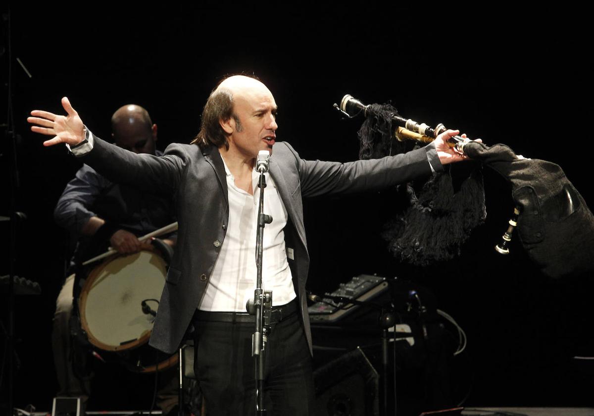 Carlos Núñez en un concierto en Gijón.