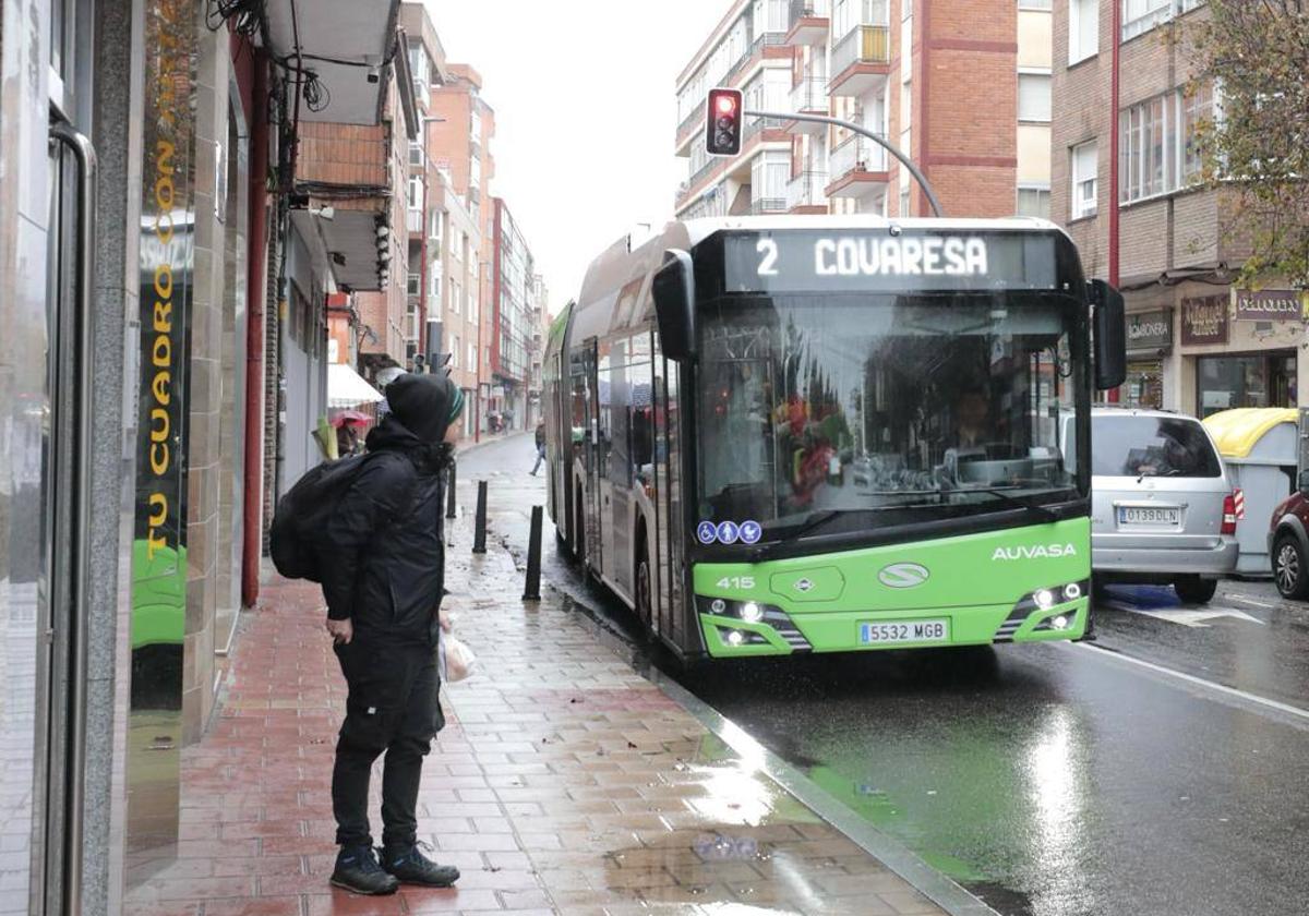 Un autobús de la línea 2 inicia el tramo en la carretera de Rueda.