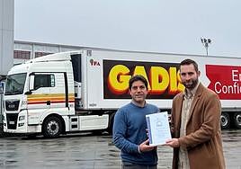 Óscar Varela, responsable de Medioambiente de Gadisa Retail (dcha.) y Fernando Puñal, gestor de cuentas en Saica Natur.