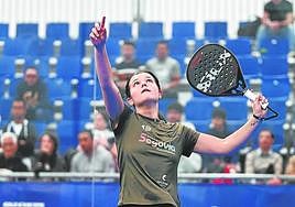 Jimena Velasco se prepara para rematar una bola durante el torneo en el que consiguió llegar a semifinales.
