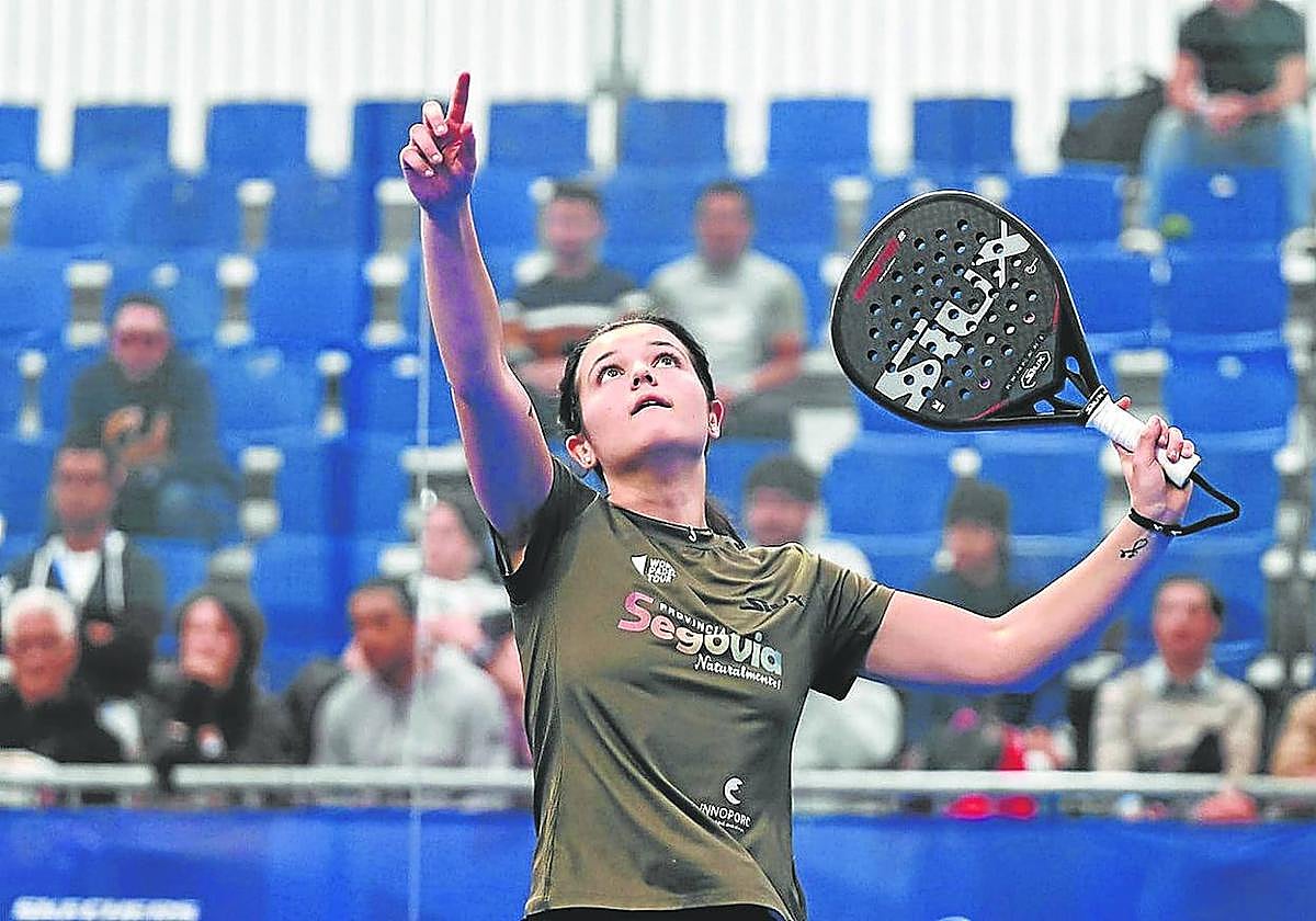 Jimena Velasco se prepara para rematar una bola durante el torneo en el que consiguió llegar a semifinales.