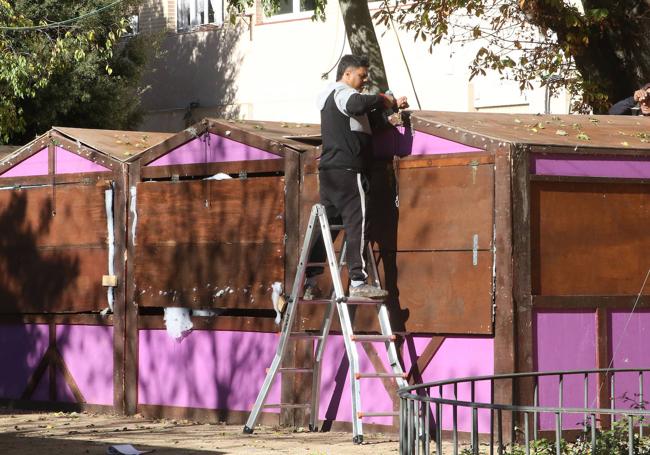 Un operario trabaja en la instalación de las casetas del Paseo de la Navidad.