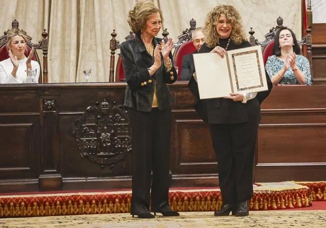 Gioconda Belli recibe su acreditación como ganadora de manos de la Reina Doña Sofía.