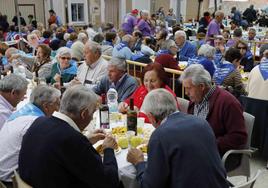 Una reunión de asociaciones de jubilados y pensionistas de las comarcas de Peñafiel y Pinoduero en Olivares de Duero.