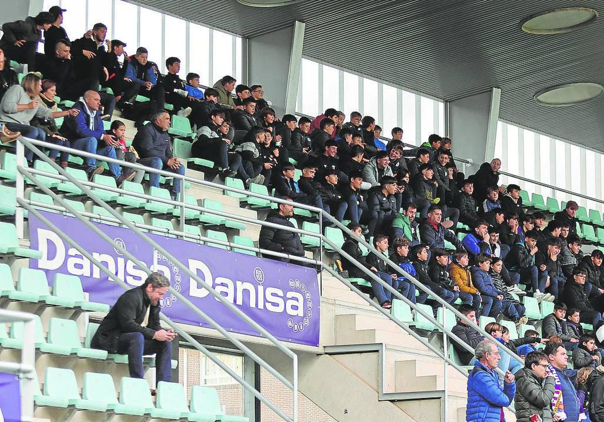 Aficionados presentes en La Balastera en uno de los partidos de los equipos palentinos en casa.