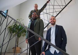 El propietario de una de las viviendas, Gustavo Hurtado, y los arquitectos Sergio Walter Nieto y Abraham Muñoz en el rellano que ambas casas tienen en común