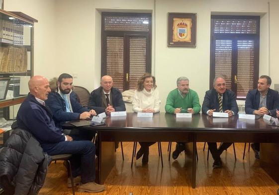 La directora general de Vivienda y el delegado de la Junta firman el convenio con los alcaldes.