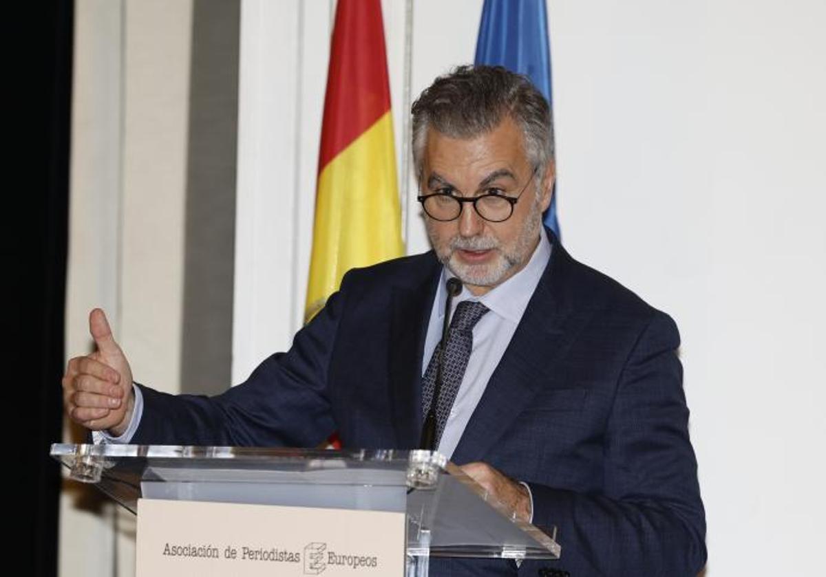 El periodista Carlos Alsina ofrece un discurso durante el acto de entrega del Premio de Periodismo Francisco Cerecedo en su XL edición.