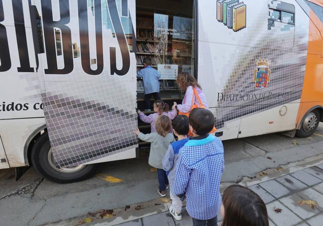 Un grupo de niños subiendo al bibliobús.