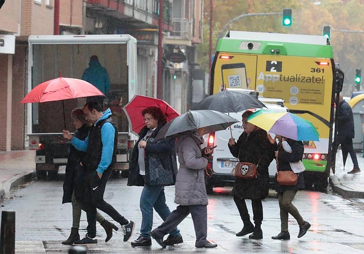 Viandantes con paraguas durante el aguacero del viernes.