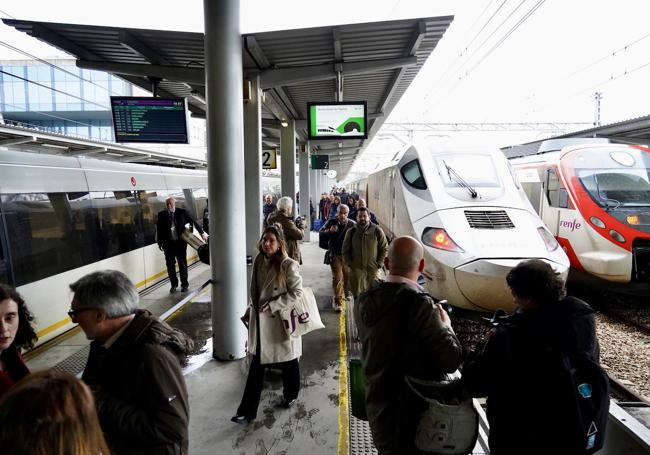 La estación de León acoge a los primeros viajeros hacia Asturias en alta velocidad, al día siguiente de la inauguración oficial.