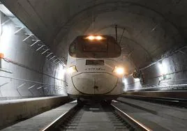 Un tren de alta velocidad circula por los túneles de Pajares recién estrenados durante uno de los viajes de prueba.